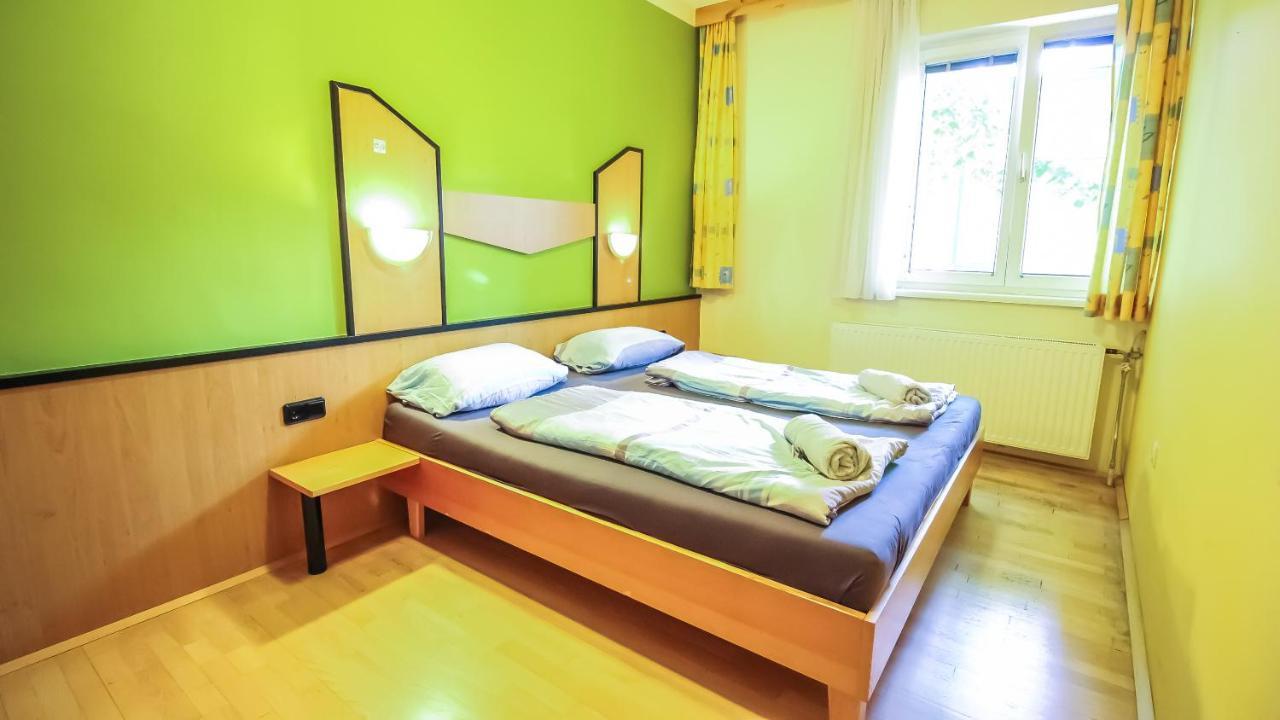 Private Double Bed Room With Bathroom Відень Екстер'єр фото